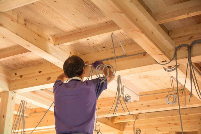 Local Kirkland residential electrician in WA near 98033